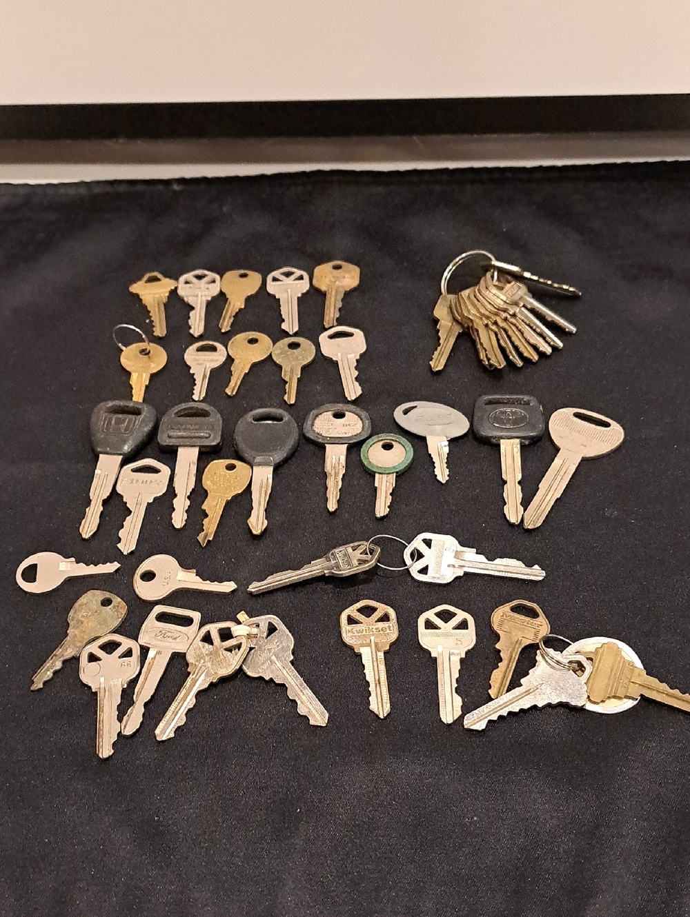 Lot Of 44 Vtg Misc Keys. Crafts. Vtg Vehicle Keys, Lock Keys, Doors Etc.